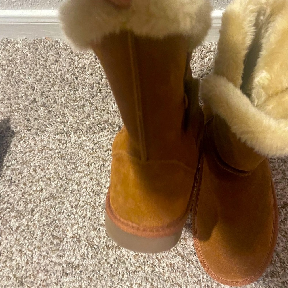 Cute fur lined booties with side button. Terracotta color.